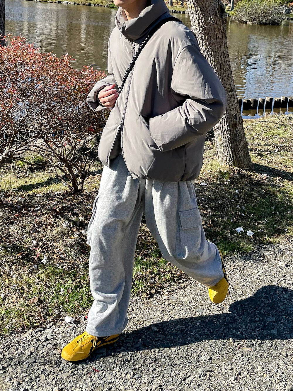 グレー系のダウンジャケット/コート、グレー系のスウェット、グレー系のスウェットパンツを着用したメンズの秋コーディネートの4枚目の写真