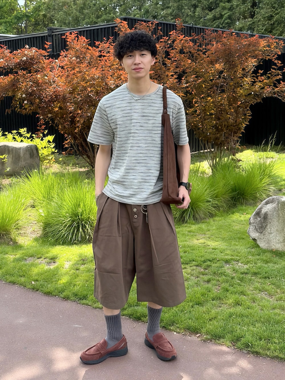 グレー系のTシャツ/カットソー、グリーン系のその他パンツ、ブラウン系のスニーカーを着用したメンズの夏コーディネートの2枚目の写真