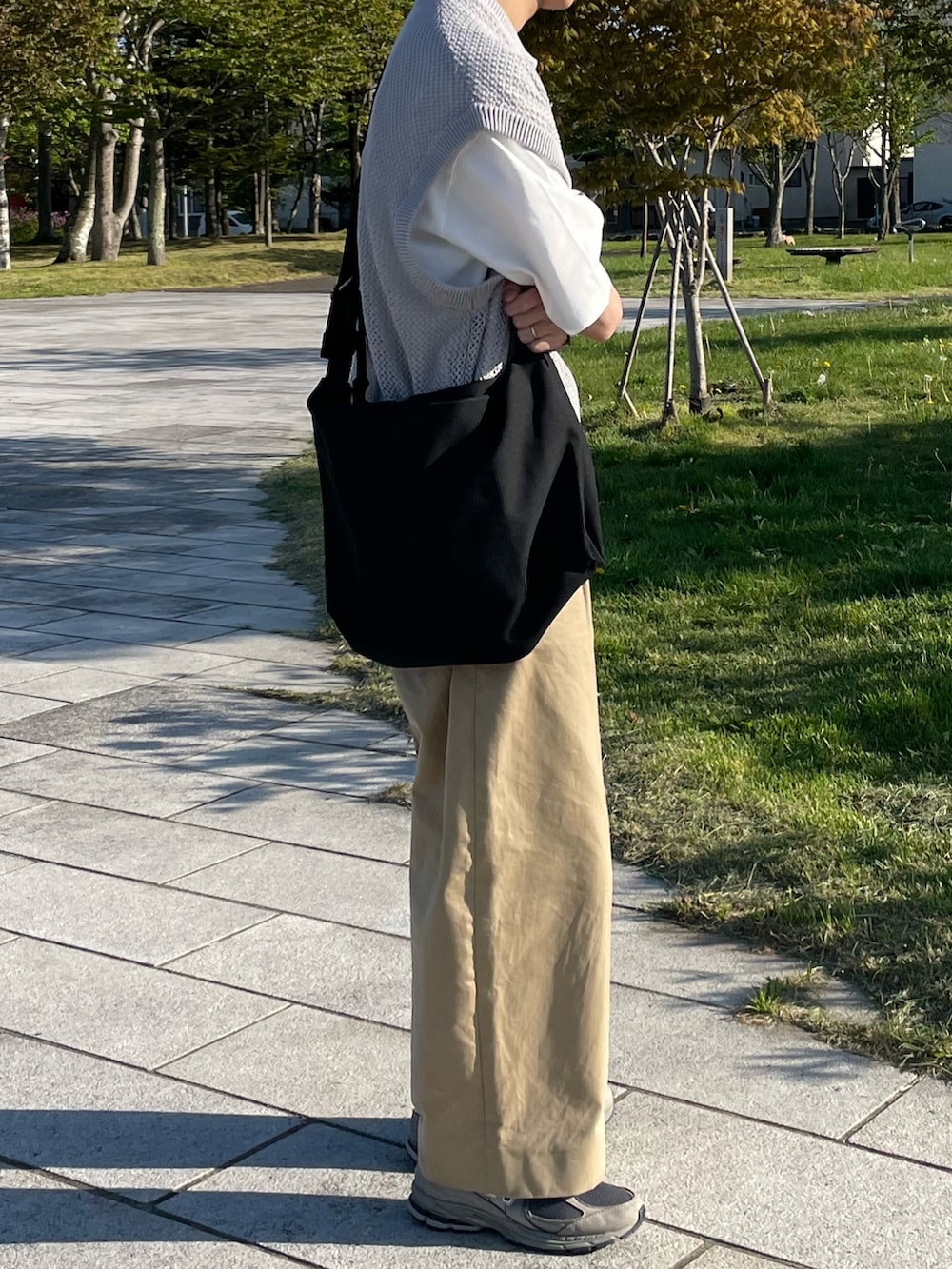 グレー系のベスト、ベージュ系のその他パンツ、グレー系のスニーカーを着用したメンズの夏コーディネートの3枚目の写真