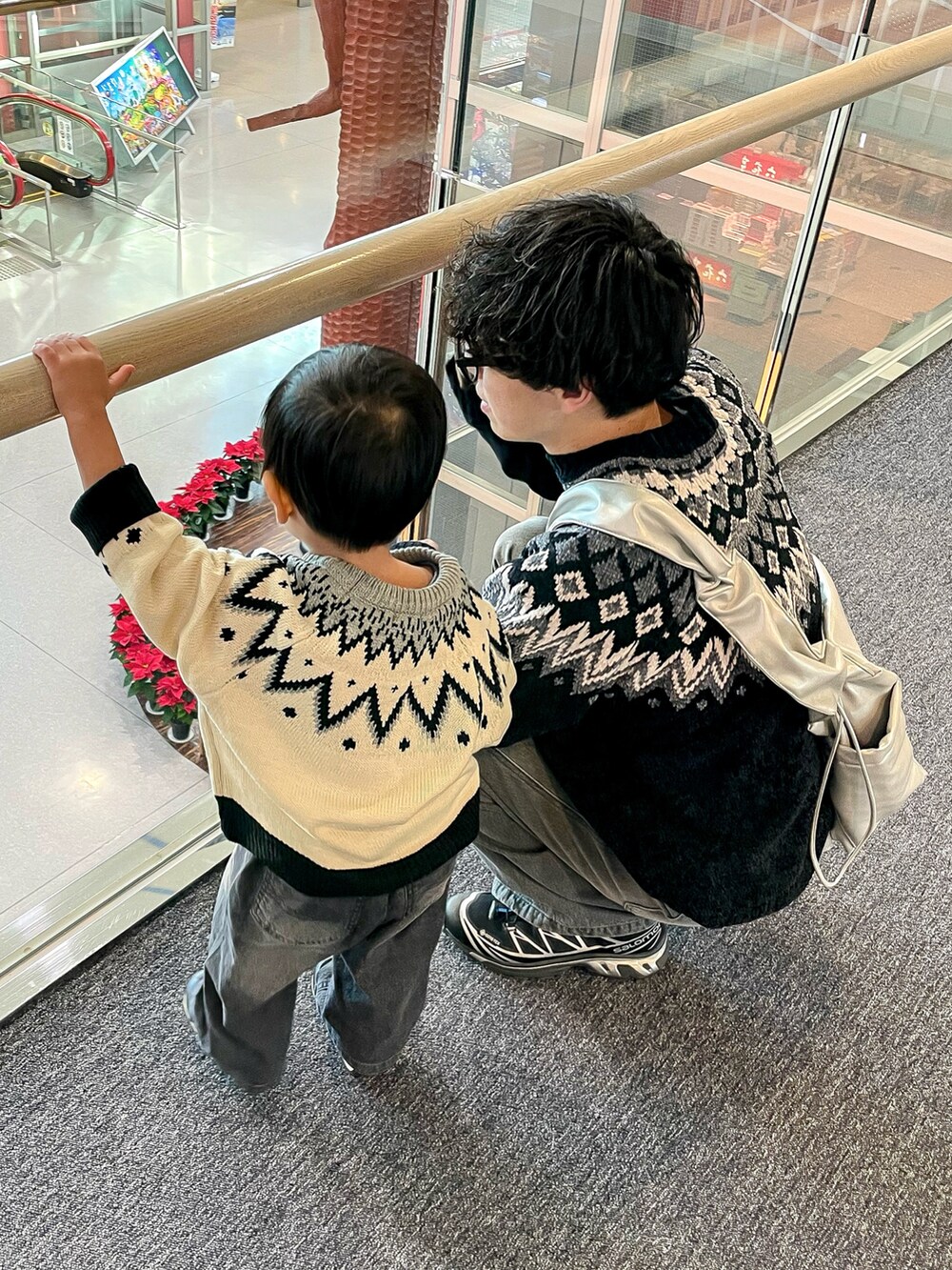 ブラック系のニット/セーター、グレー系のデニムパンツ、ブラック系のニット/セーターを着用したメンズの冬コーディネートの4枚目の写真