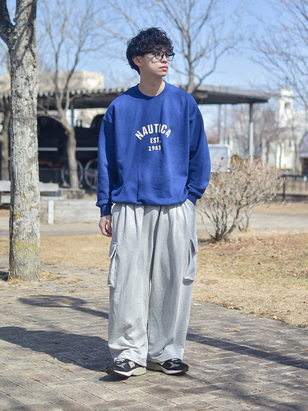 ブラック系のブルゾン、ブルー系のスウェット、グレー系のスウェットパンツを着用したメンズの春コーディネートの2枚目の写真