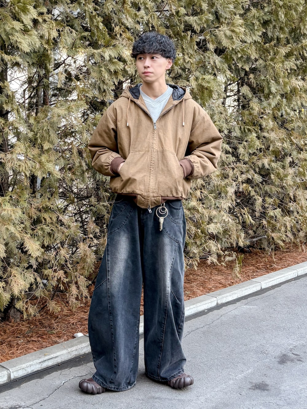 ブラウン系のその他アウター、グレー系のスウェット、ブラック系のデニムパンツを着用したメンズの冬コーディネートの4枚目の写真