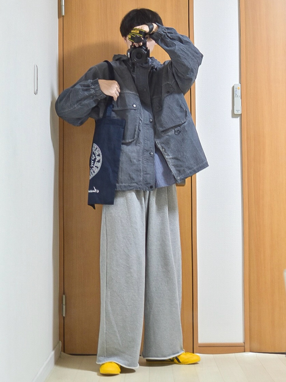 グレー系のマウンテンパーカー、ブルー系のシャツ/ブラウス、グレー系のスウェットパンツを着用したメンズの春コーディネートの3枚目の写真