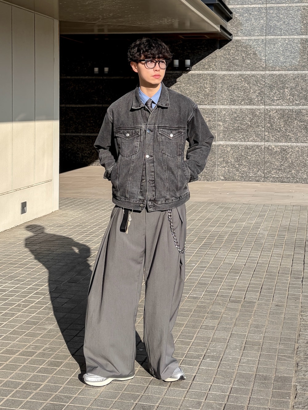 ブルー系のシャツ/ブラウス、グレー系のスラックス、シルバー系のスニーカーを着用したメンズの冬コーディネートの2枚目の写真