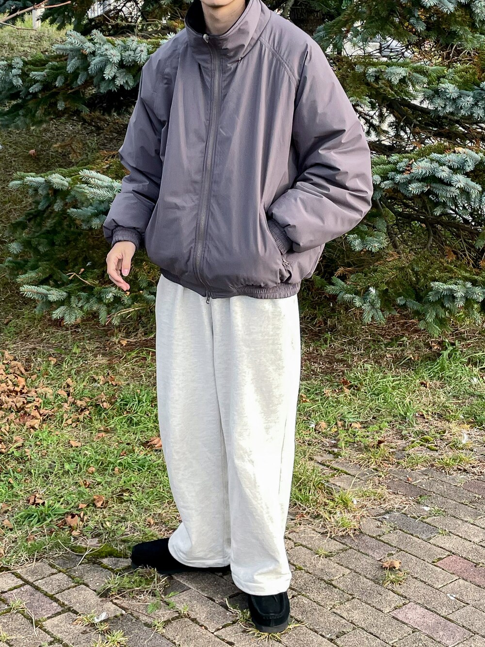 グレー系のジャケット/アウター、ホワイト系のスウェットパンツ、ブラック系のキャップを着用したメンズの秋コーディネートの4枚目の写真