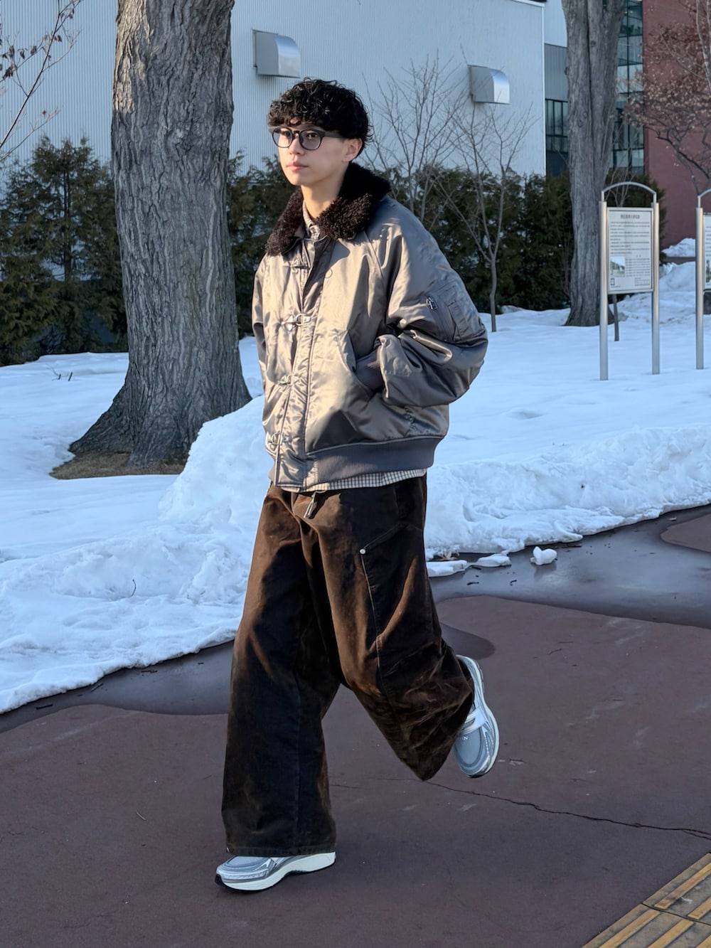 グレー系のブルゾン、ホワイト系のシャツ/ブラウス、ブラウン系のデニムパンツを着用したメンズの冬コーディネートの4枚目の写真