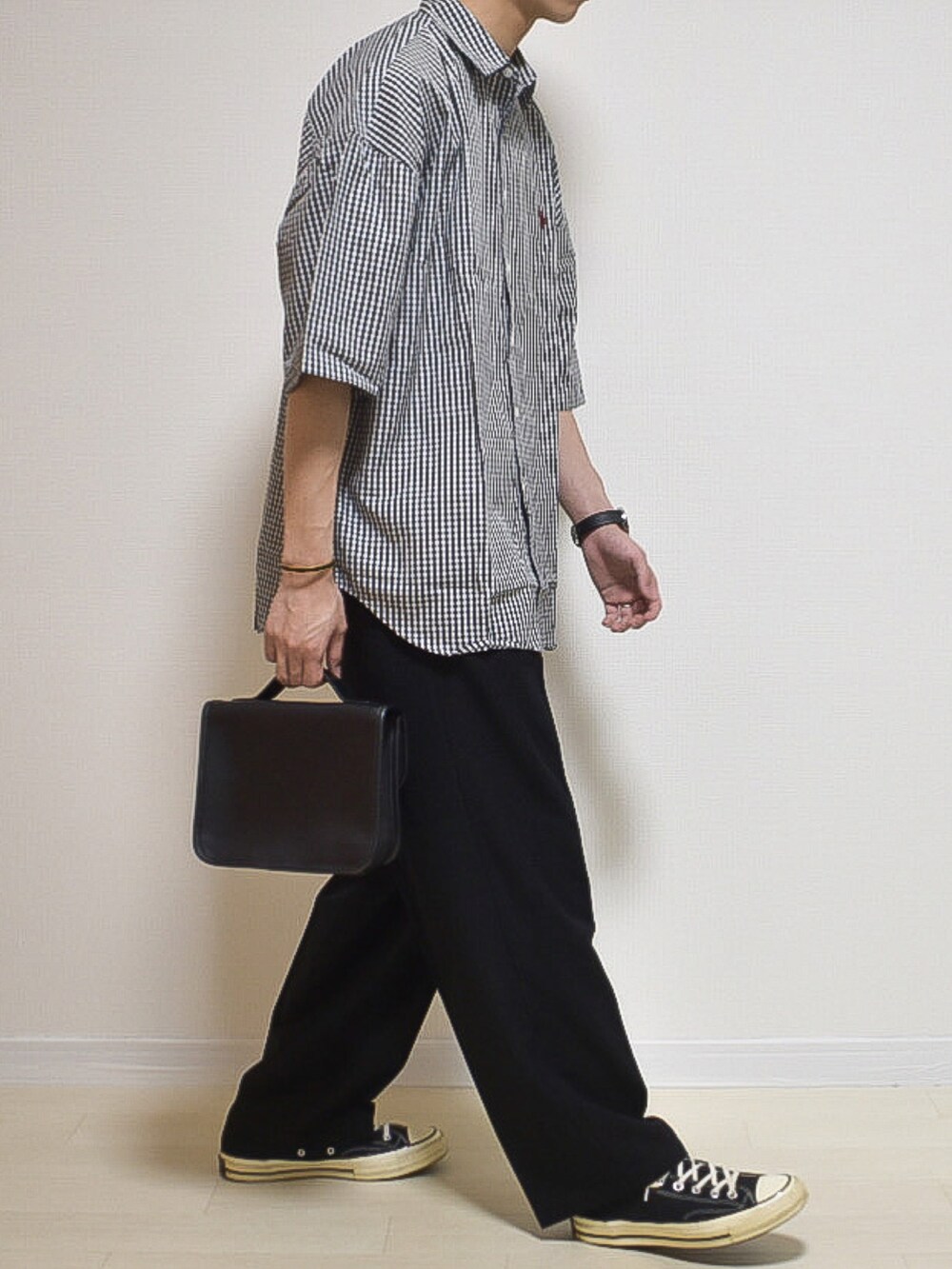 ブラック系のベスト、ブラック系のシャツ/ブラウス、ブラック系のスラックスを着用したメンズの夏コーディネートの4枚目の写真