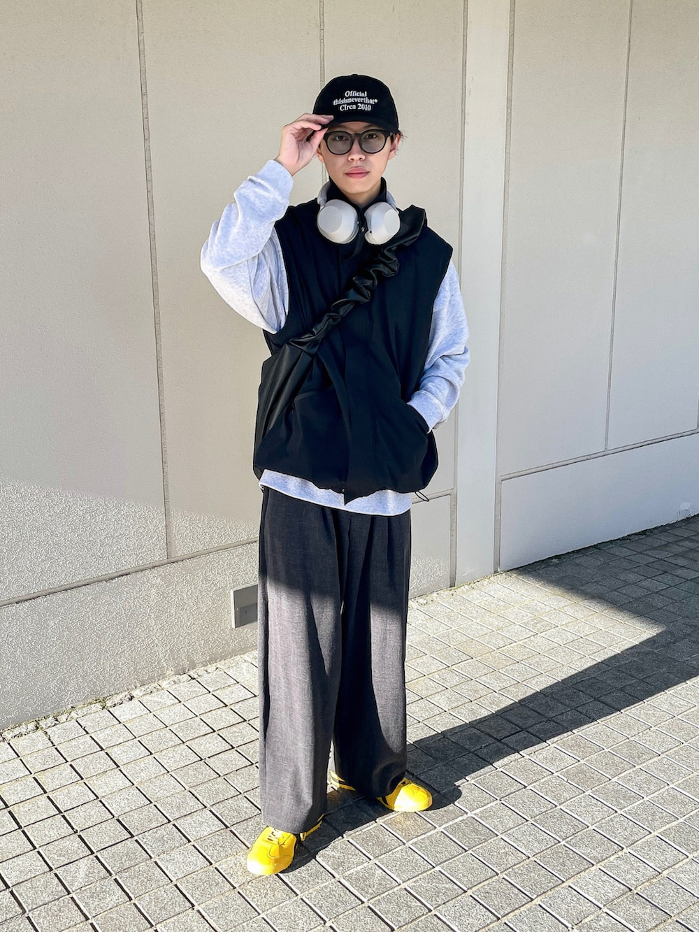 ブラック系のブルゾン、グレー系のスウェット、グレー系のスラックスを着用したメンズの秋コーディネートの2枚目の写真