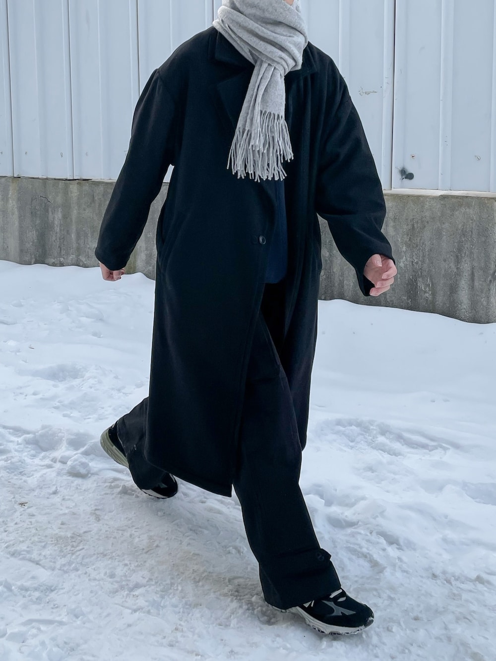 ブラック系のカーゴパンツ、ブラック系のトレンチコートを着用したメンズの冬コーディネートの6枚目の写真