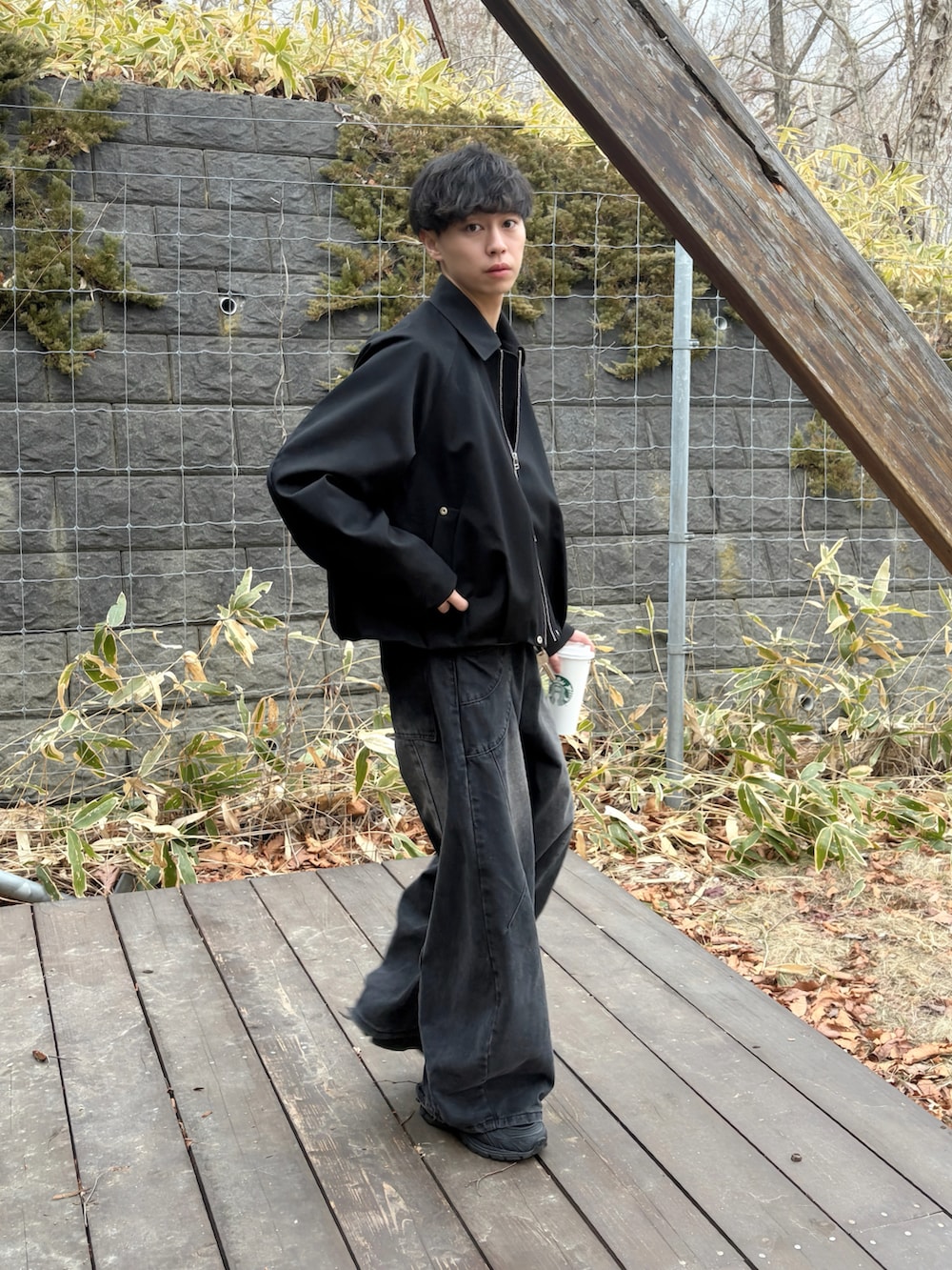 ブラック系のデニムパンツ、ブラック系のTシャツ/カットソー、その他のブルゾンを着用したメンズの春コーディネートの2枚目の写真