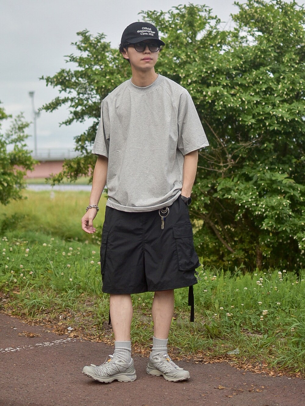 「ベスト、スウェット、Tシャツ、レイヤードスタイル、夏コーデ、キャップ、thisisneverthat、SALOMON、ハーフパンツ、カーゴパンツ、シンプルコーデ、モノトーン、WYM、サングラス、大人カジュアル」｜「INTERPLAYの【INTERPLAY x たいが】カーゴ ドローストリングス ショートパンツ（カーゴパンツ、ブラック系）」を使った、たいがさん（メンズ・172cm）の夏コーディネートの2枚目の写真