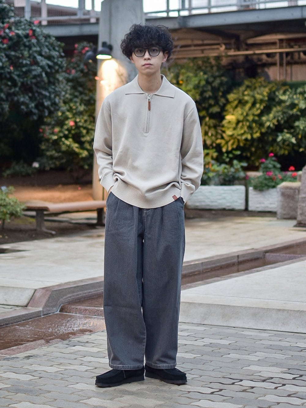 ベージュ系のニット/セーター、グレー系のステンカラーコート、グレー系のデニムパンツを着用したメンズの冬コーディネートの4枚目の写真