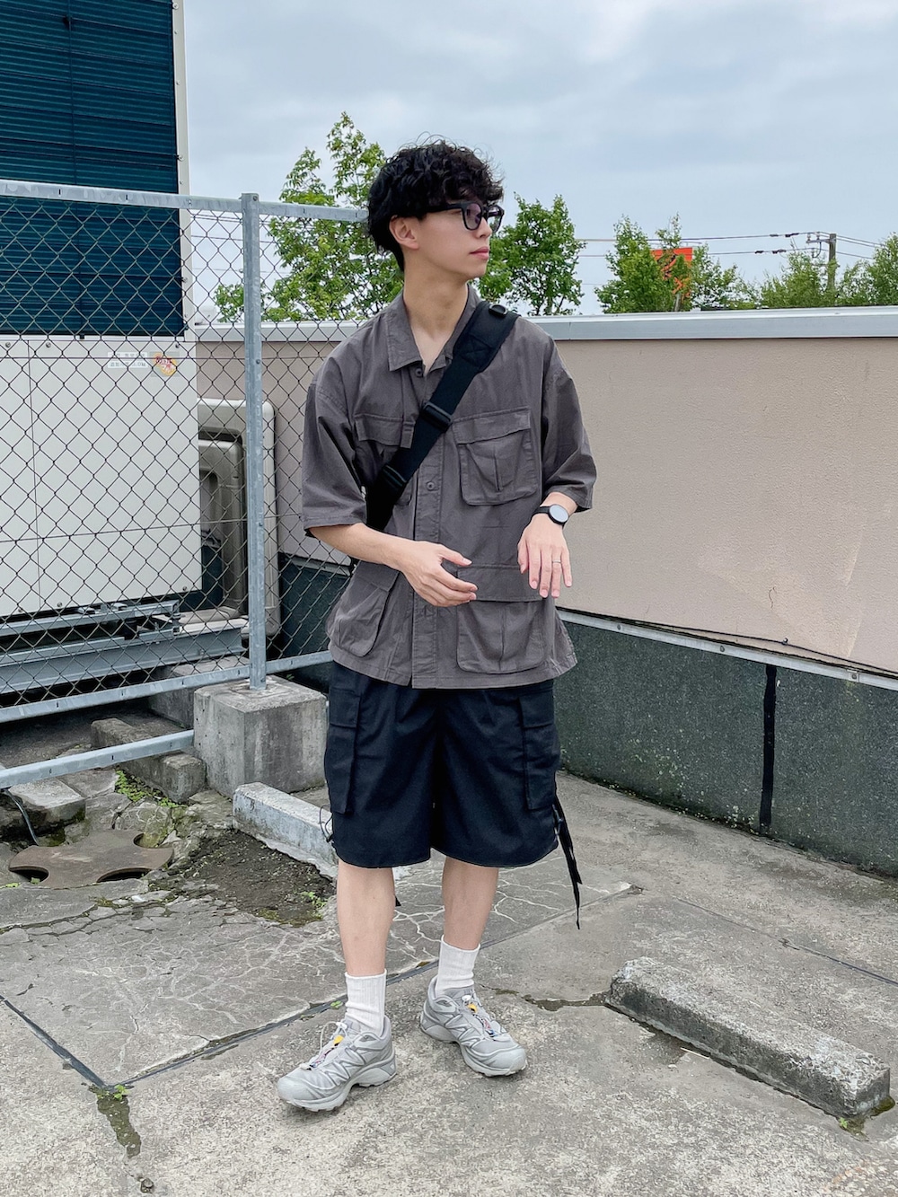 ブラック系のカーゴパンツ、グレー系のシャツ/ブラウス、ブラック系のショルダーバッグを着用したメンズの夏コーディネートの2枚目の写真