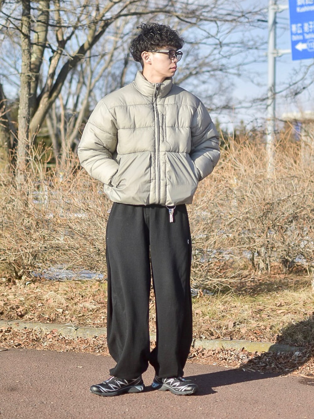 ブラック系のスウェットパンツ、グレー系のダウンジャケット/コート、ブラック系のスニーカーを着用したメンズの冬コーディネートの2枚目の写真