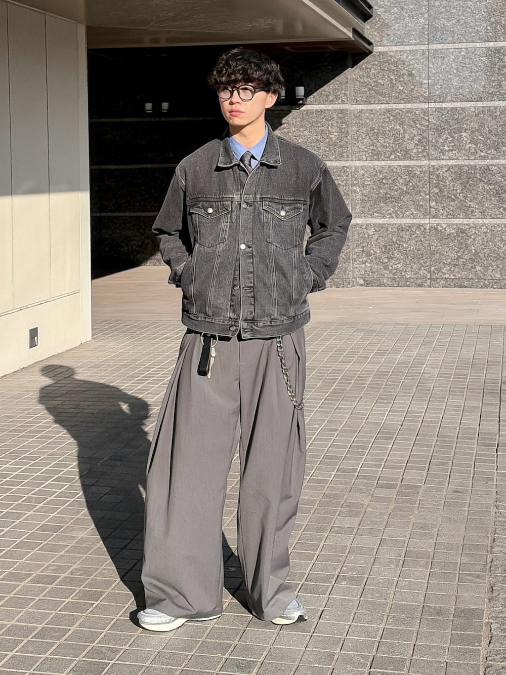 ブルー系のシャツ/ブラウス、グレー系のスラックス、シルバー系のスニーカーを着用したメンズの冬コーディネートの3枚目の写真