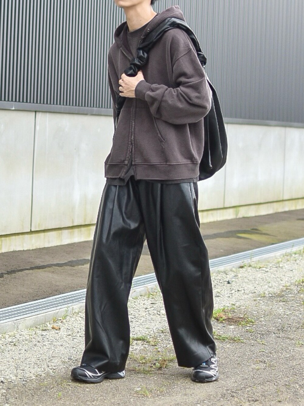 m*3様 IRO IRO ユニセックス パーカー Tシャツ ワイドパンツ コーデ たいが｜WYM LIDNMのパーカーを使ったコーディネート - WEAR