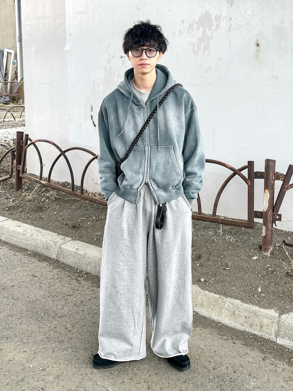 「春めき満開コーデ、春コーデ、ジップパーカー、パーカー、スウェット、スウェットパンツ、淡色コーデ、シティーボーイ、大人カジュアル、春色、休日スタイル、デートコーデ、レイヤードスタイル、ラフ、シンプルコーデ」｜「soerteのHeavy weight double zip-up hoodie /ヘビーウェイトダブルジップフーディー（パーカー、ブルー系）」を使った、たいがさん（メンズ・172cm）の春コーディネートの2枚目の写真