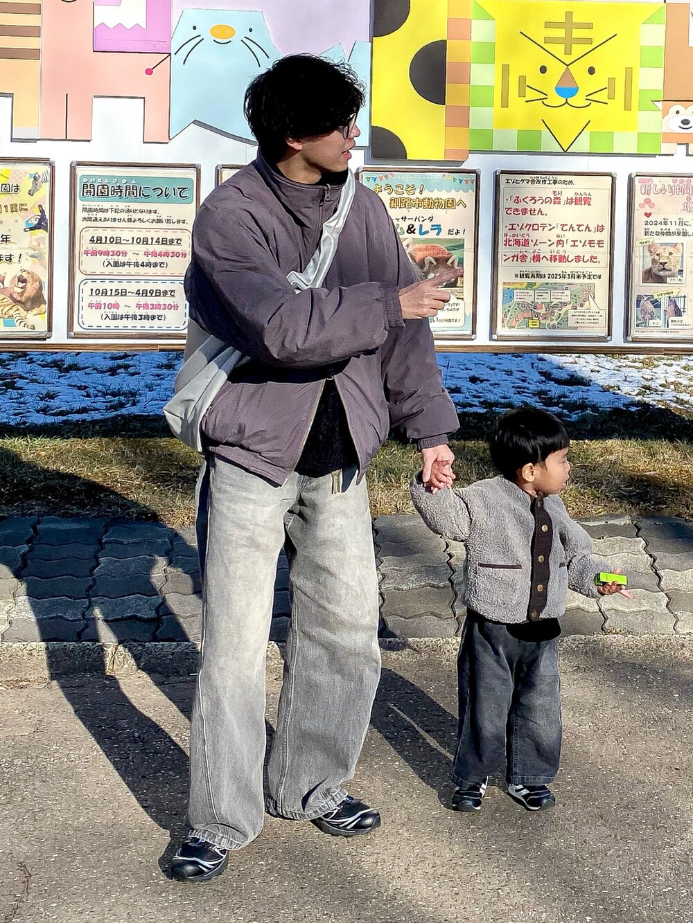 グレー系のジャケット/アウター、ブラック系のニット/セーター、グレー系のデニムパンツを着用したメンズの冬コーディネートの2枚目の写真