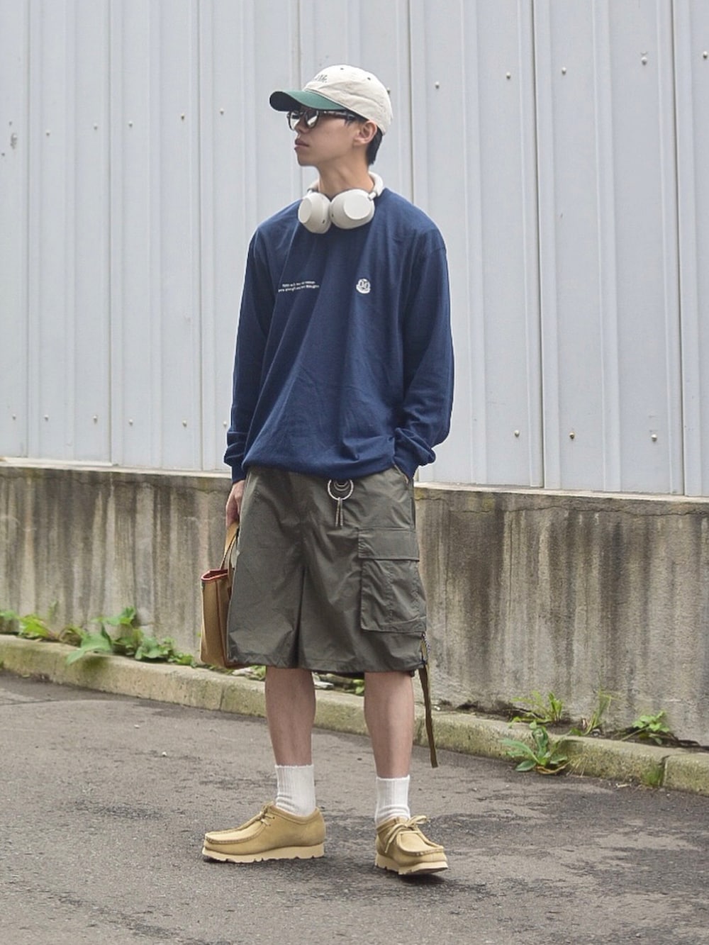 「秋コーデ、お出かけコーデ、秋服準備はじめました、ロンT、clarks、キャップ、ハーフパンツ、アースカラー、ヘッドホン、カジュアル、休日スタイル、シンプルコーデ、秋のコーデ、ミニバッグ、プチプラコーデ」｜「GILDANの【GILDAN】ギルダン別注 アソートロゴ  グラフィックプリント&刺繍 オーバーサイズ  長袖Tシャツ（Tシャツ/カットソー、ブルー系）」を使った、たいがさん（メンズ・172cm）の夏コーディネートの2枚目の写真