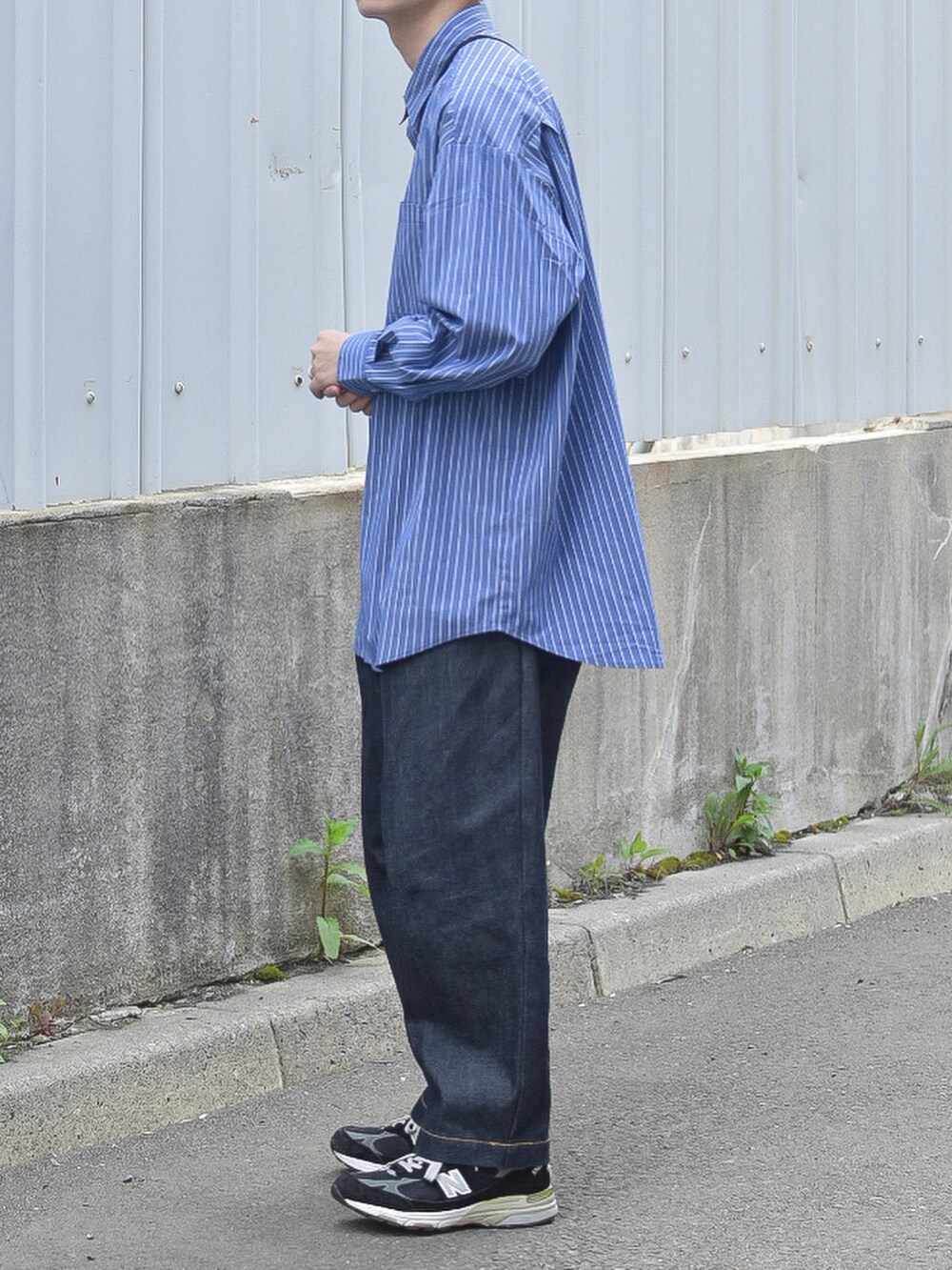 ブルー系のシャツ/ブラウス、ブルー系のデニムパンツを着用したメンズの春コーディネートの4枚目の写真