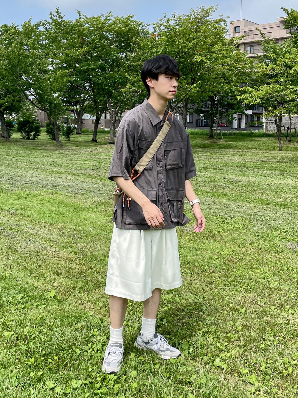グレー系のシャツ/ブラウス、ホワイト系のその他パンツ、グレー系のスニーカーを着用したメンズの夏コーディネートの4枚目の写真