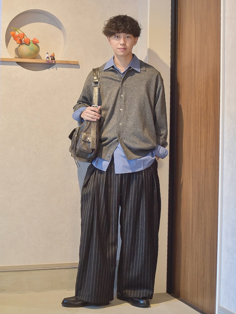 ブルー系のシャツ/ブラウス、グレー系のシャツ/ブラウス、ブラック系のスラックスを着用したメンズの秋コーディネートの4枚目の写真