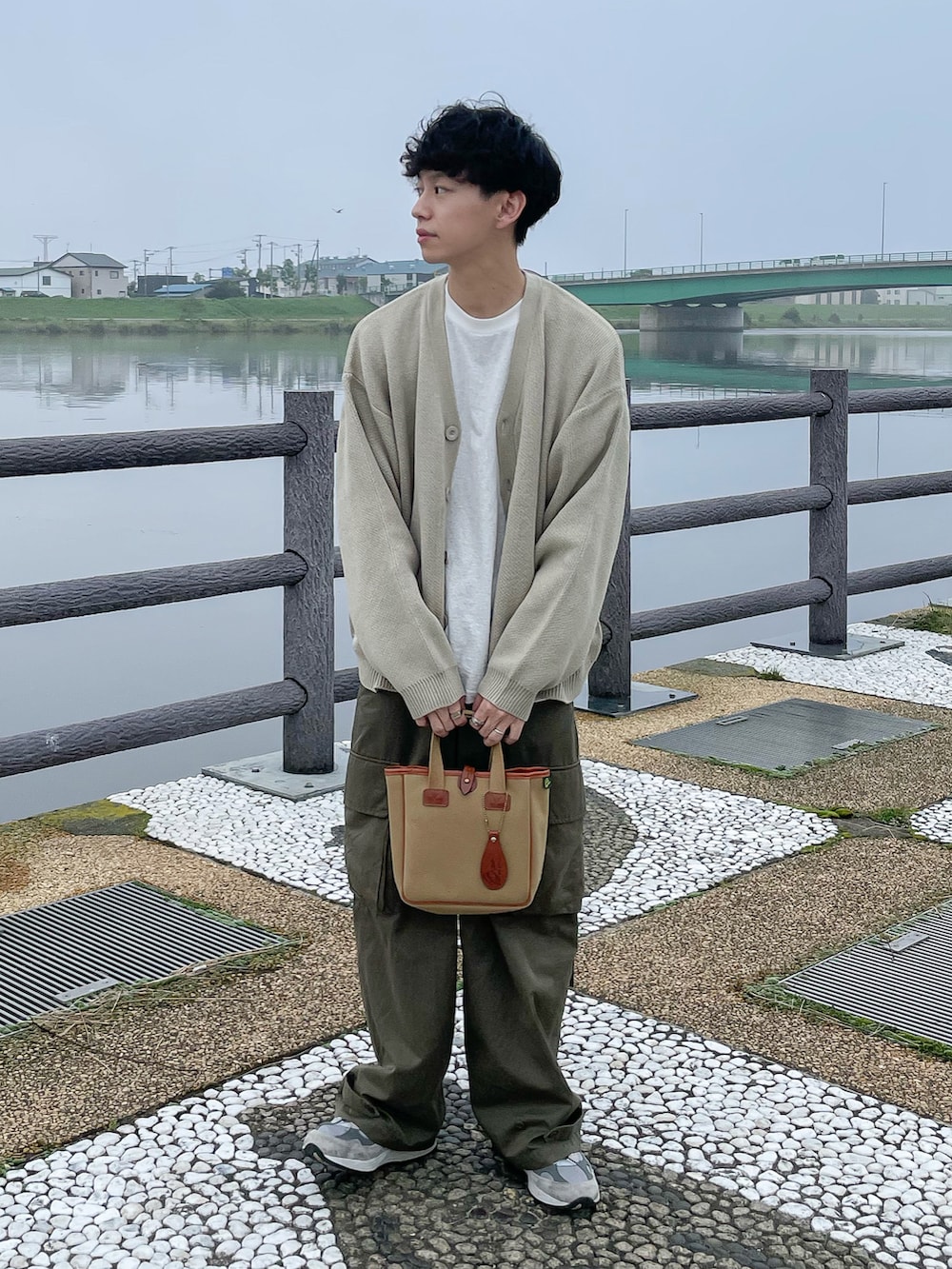 「WEARyouthコーデ、RUUBON、カーディガン、カーゴパンツ、ミリタリー、ニューバランス、ミニバッグ、アースカラー、秋コーデ、お出かけコーデ、秋服準備はじめました、大人カジュアル、ゆるコーデ、シンプルコーデ、オトナカジュアル」｜「RUUBONの【RUUBON】rustic heavy weight cardigan / ラスティック ヘビーウエイト カーディガン（カーディガン/ボレロ、ベージュ系）」を使った、たいがさん（メンズ・172cm）の秋コーディネートの3枚目の写真
