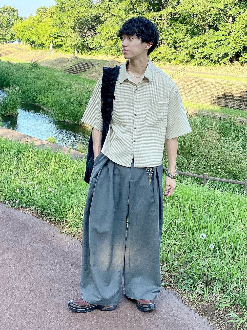 「夏ルックで気分アップ、夏コーデ、シャツスタイル、スラックス、シンプルコーデ、大人カジュアル、スニーカー、デートコーデ、休日スタイル、プチプラ、厚底シューズ、チェックシャツ、きれいめカジュアル、シティーボーイ、シャツ」｜「UNDERSTATEMENTsの【ユニセックス】無地&チェックアンティークボタンシャツ（シャツ/ブラウス、ベージュ系）」を使った、たいがさん（メンズ・172cm）の夏コーディネートの2枚目の写真