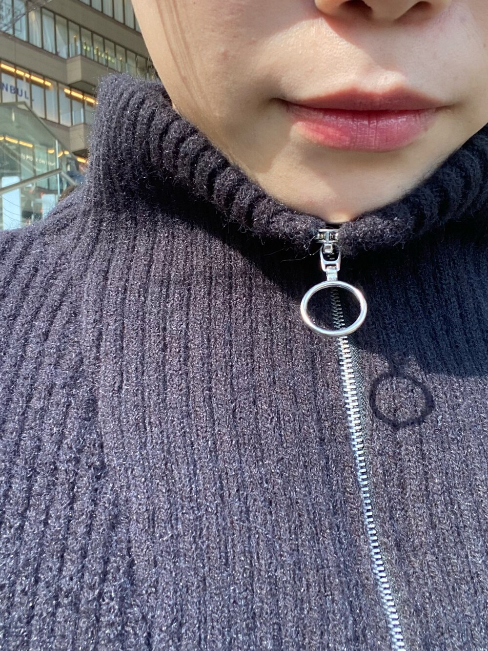 ホワイト系のハンドバッグ、ブラック系のワンピース、ホワイト系のブーツを着用したレディースの秋コーディネートの2枚目の写真