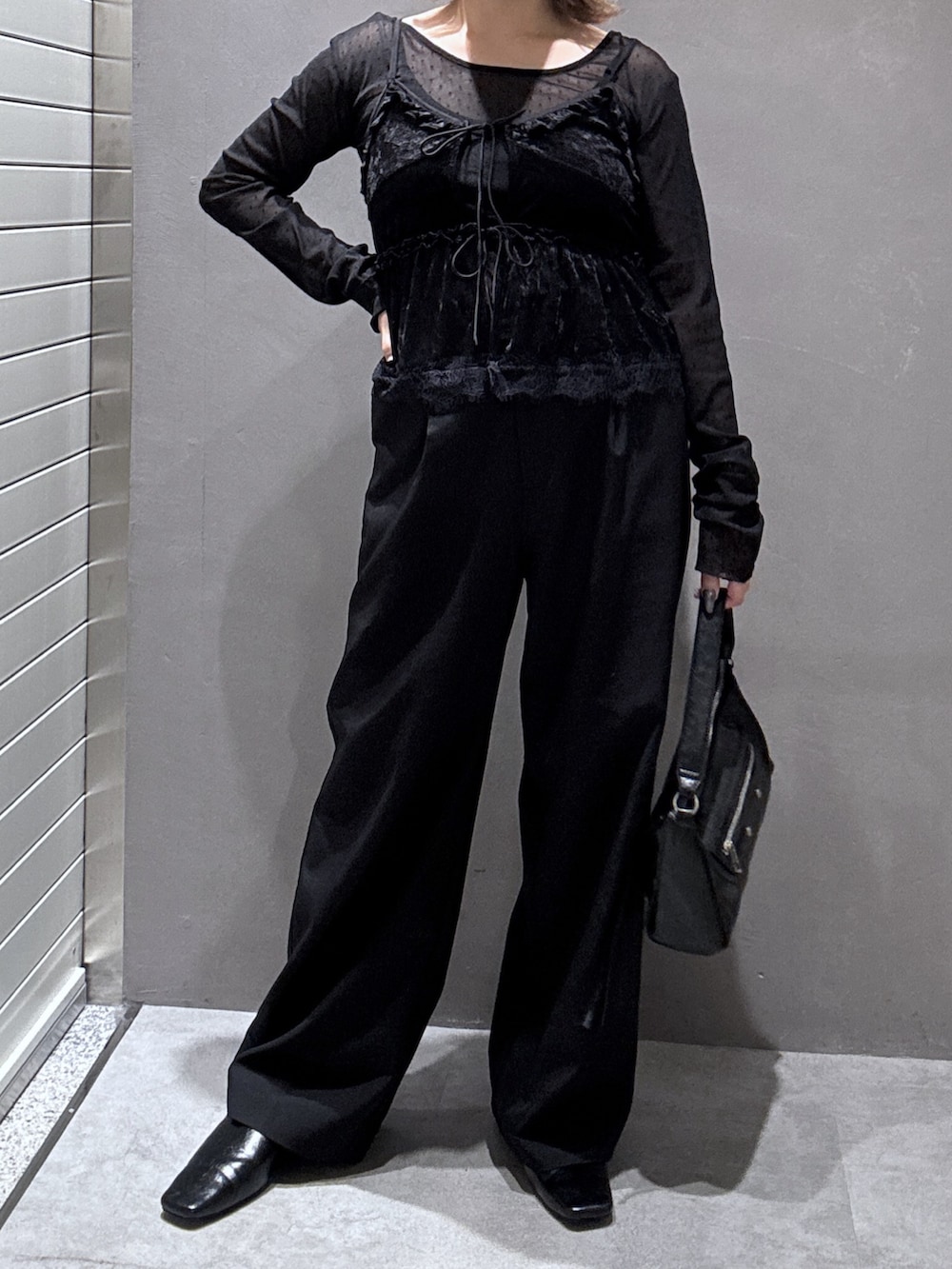 ブラック系のスラックス、ブラウン系のテーラードジャケット、ブラック系のTシャツ/カットソーを着用したレディースの秋コーディネートの7枚目の写真
