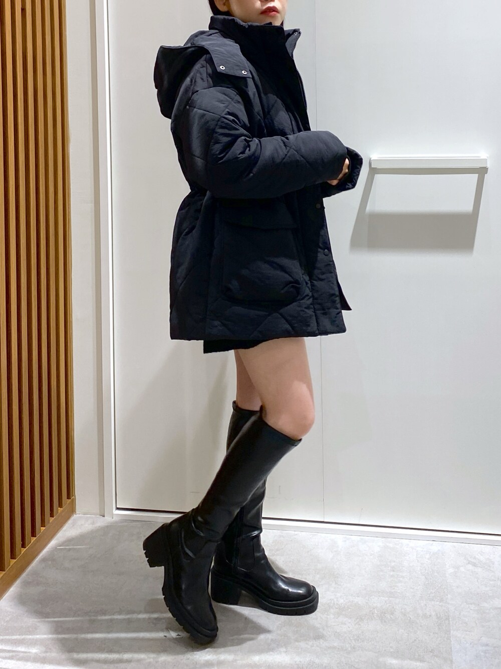 ブラック系のダウンジャケット/コート、ブラック系のジャケット/アウター、ブラック系のブーツを着用したレディースの秋コーディネートの2枚目の写真