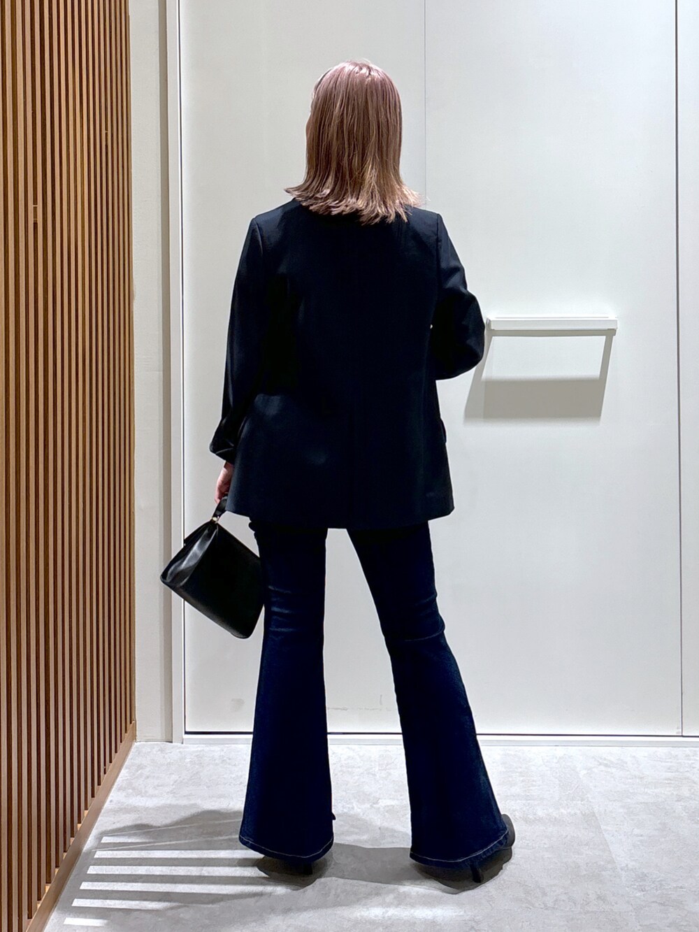 ブルー系のテーラードジャケット、ブルー系のデニムパンツ、ホワイト系のTシャツ/カットソーを着用したレディースの秋コーディネートの3枚目の写真