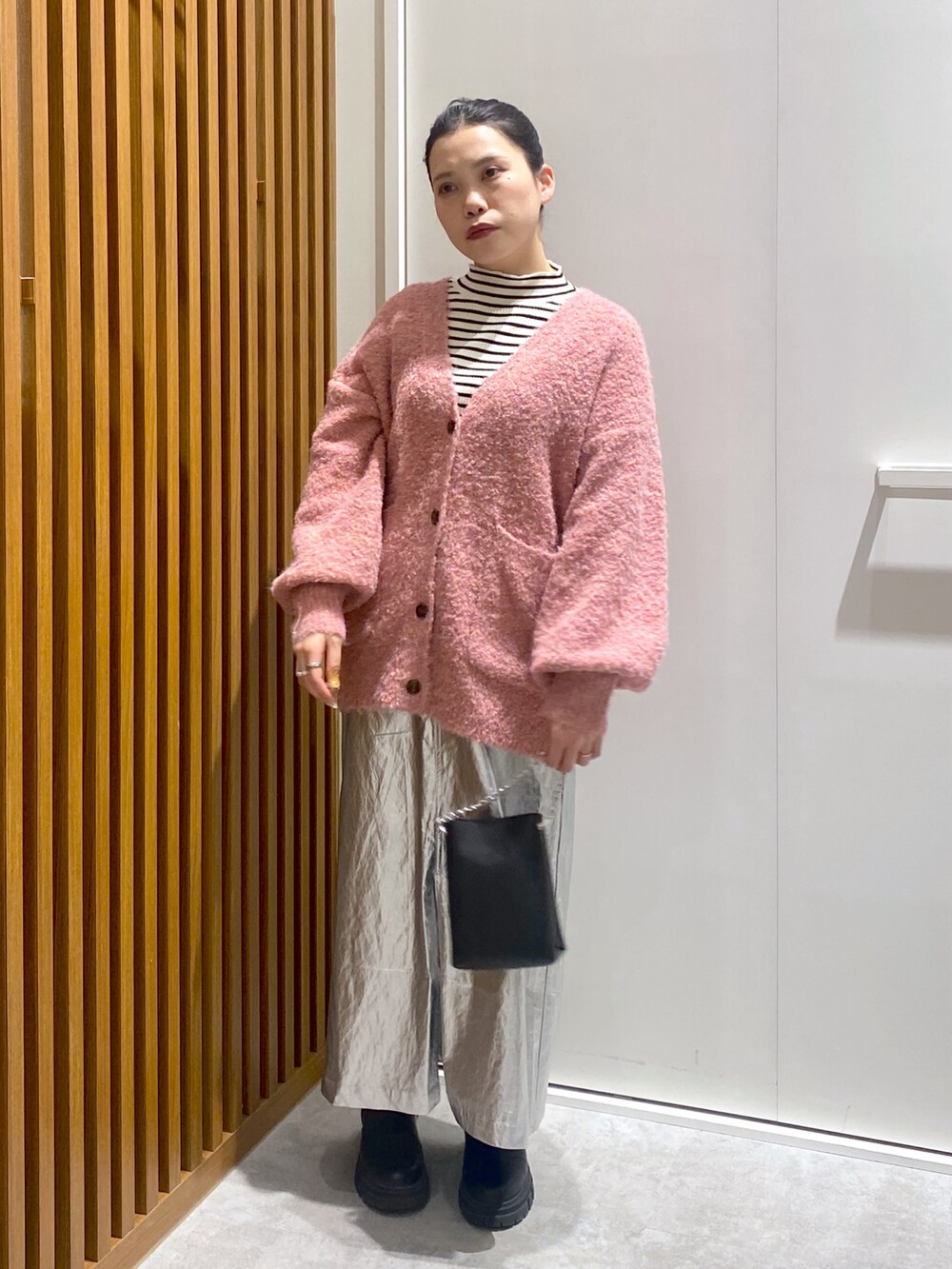 ホワイト系のニット/セーター、パープル系のカーディガン/ボレロ、ブラック系のショルダーバッグを着用したレディースの冬コーディネートの5枚目の写真