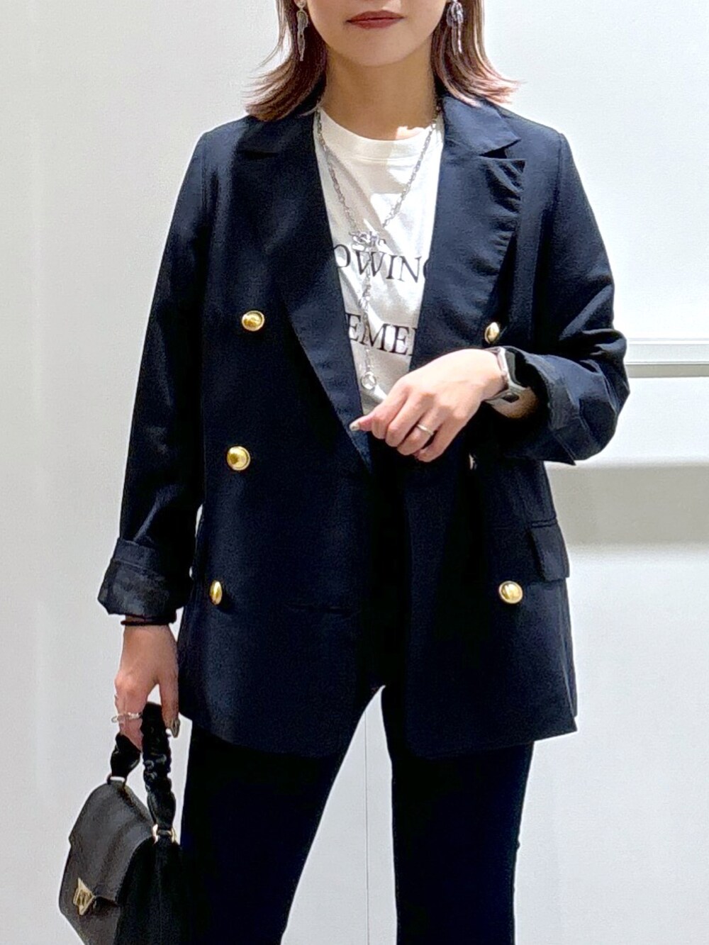 ブルー系のテーラードジャケット、ブルー系のデニムパンツ、ホワイト系のTシャツ/カットソーを着用したレディースの秋コーディネートの5枚目の写真