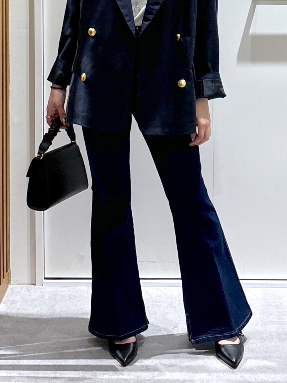 ブルー系のテーラードジャケット、ブルー系のデニムパンツ、ホワイト系のTシャツ/カットソーを着用したレディースの秋コーディネートの4枚目の写真