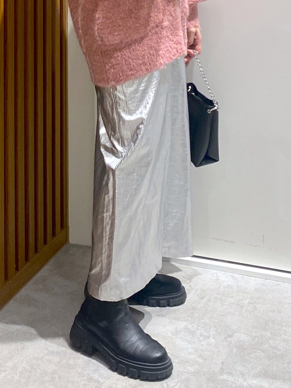 ホワイト系のニット/セーター、パープル系のカーディガン/ボレロ、ブラック系のショルダーバッグを着用したレディースの冬コーディネートの3枚目の写真