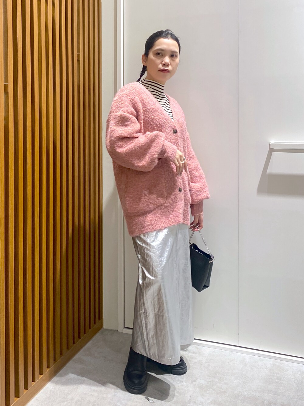 ホワイト系のニット/セーター、パープル系のカーディガン/ボレロ、ブラック系のショルダーバッグを着用したレディースの冬コーディネートの4枚目の写真