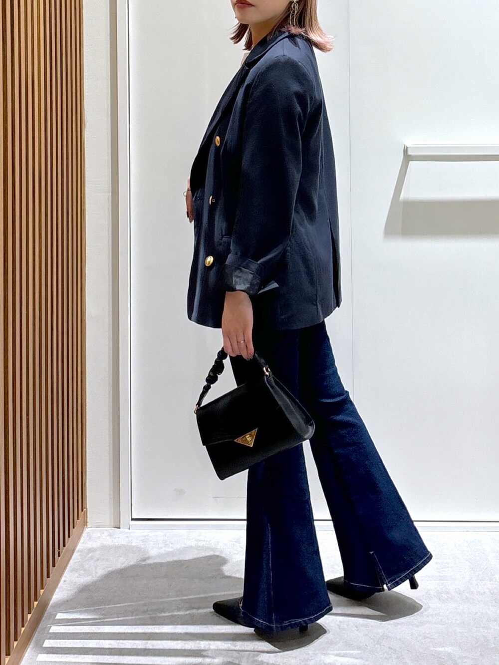 ブルー系のテーラードジャケット、ブルー系のデニムパンツ、ホワイト系のTシャツ/カットソーを着用したレディースの秋コーディネートの2枚目の写真