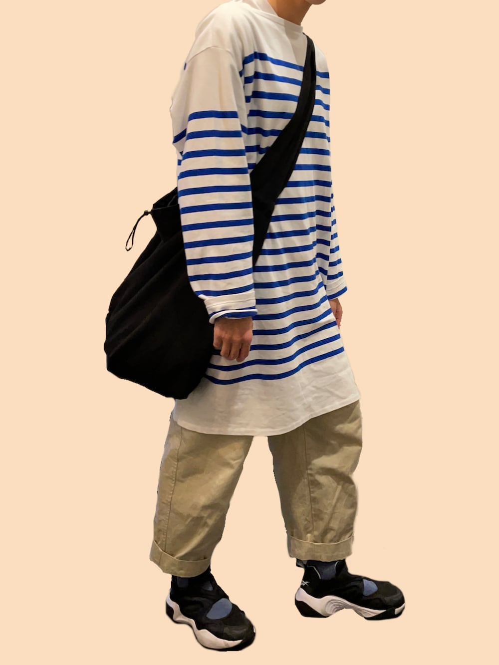 ブラック系のショルダーバッグ、その他のTシャツ/カットソー、ブラック系のスニーカーを着用したレディースの春コーディネートの2枚目の写真