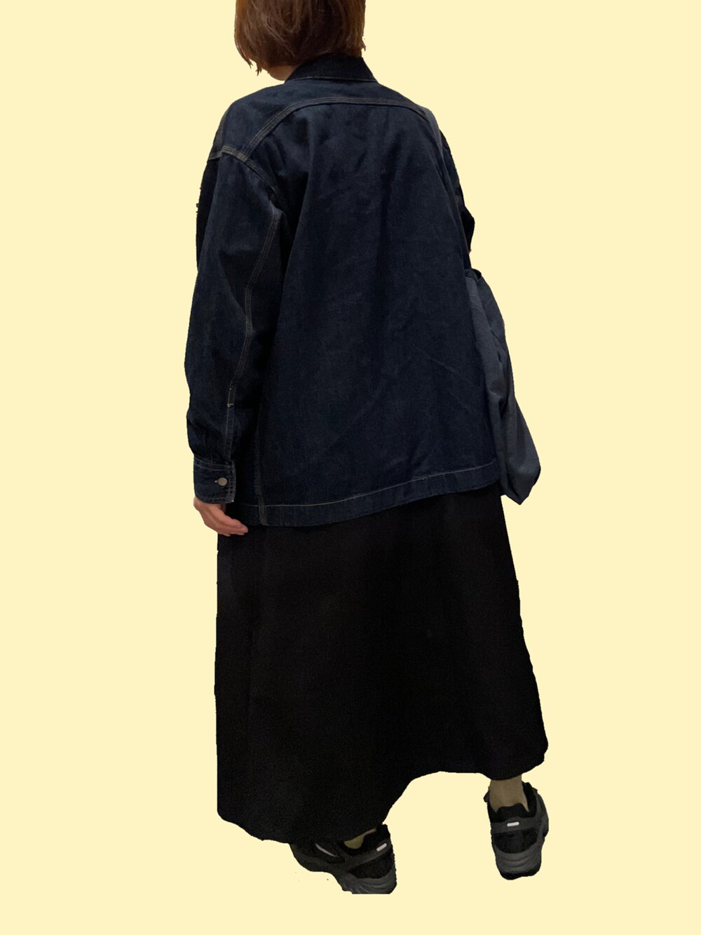 グレー系のトートバッグ、ブラック系のワンピース、グレー系のTシャツ/カットソーを着用したレディースの秋コーディネートの3枚目の写真