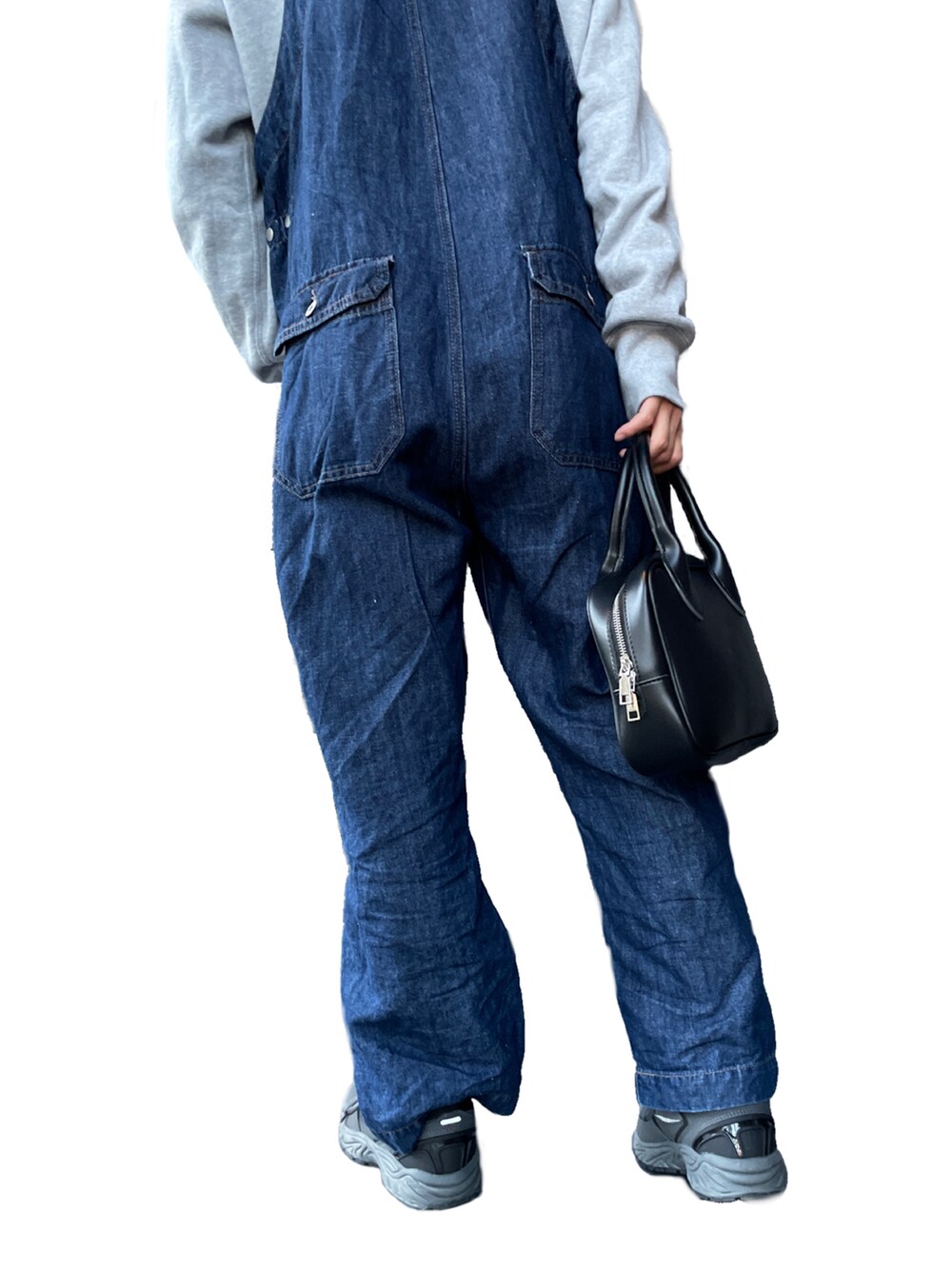 ブルー系のサロペット/オーバーオール、ブラック系のスニーカーを着用したレディースの秋コーディネートの2枚目の写真