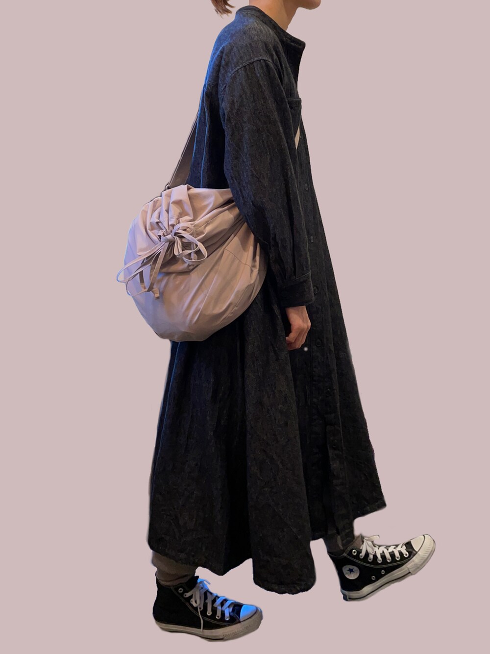 ピンク系のショルダーバッグ、ブラック系のワンピース、ブラック系のスニーカーを着用したレディースの春コーディネートの2枚目の写真