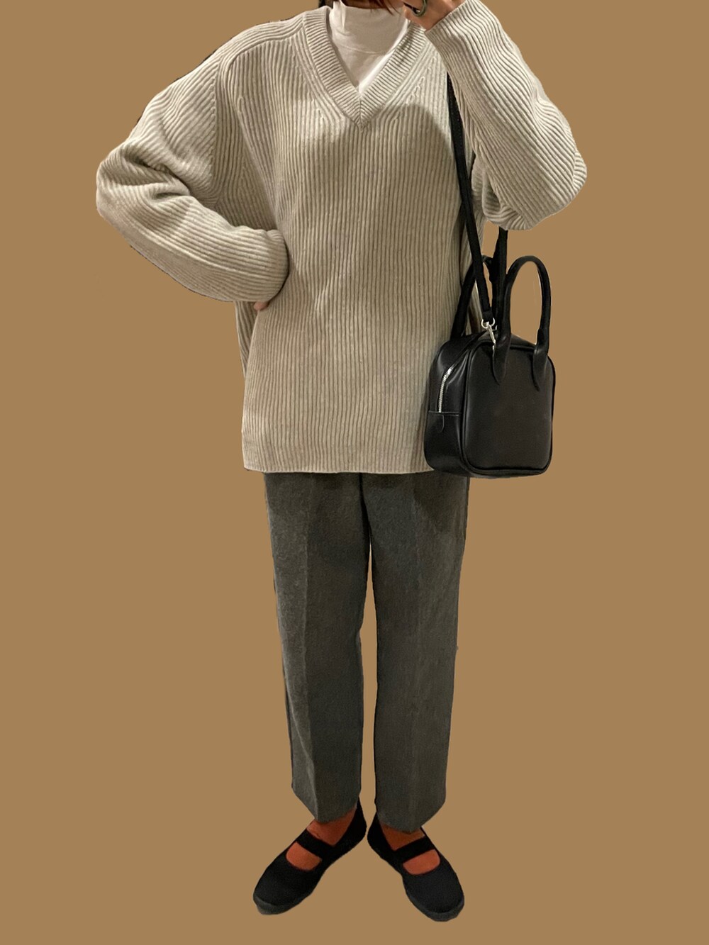 グレー系のその他パンツ、グリーン系のジャケット/アウター、ブラック系のスニーカーを着用したレディースの冬コーディネートの3枚目の写真