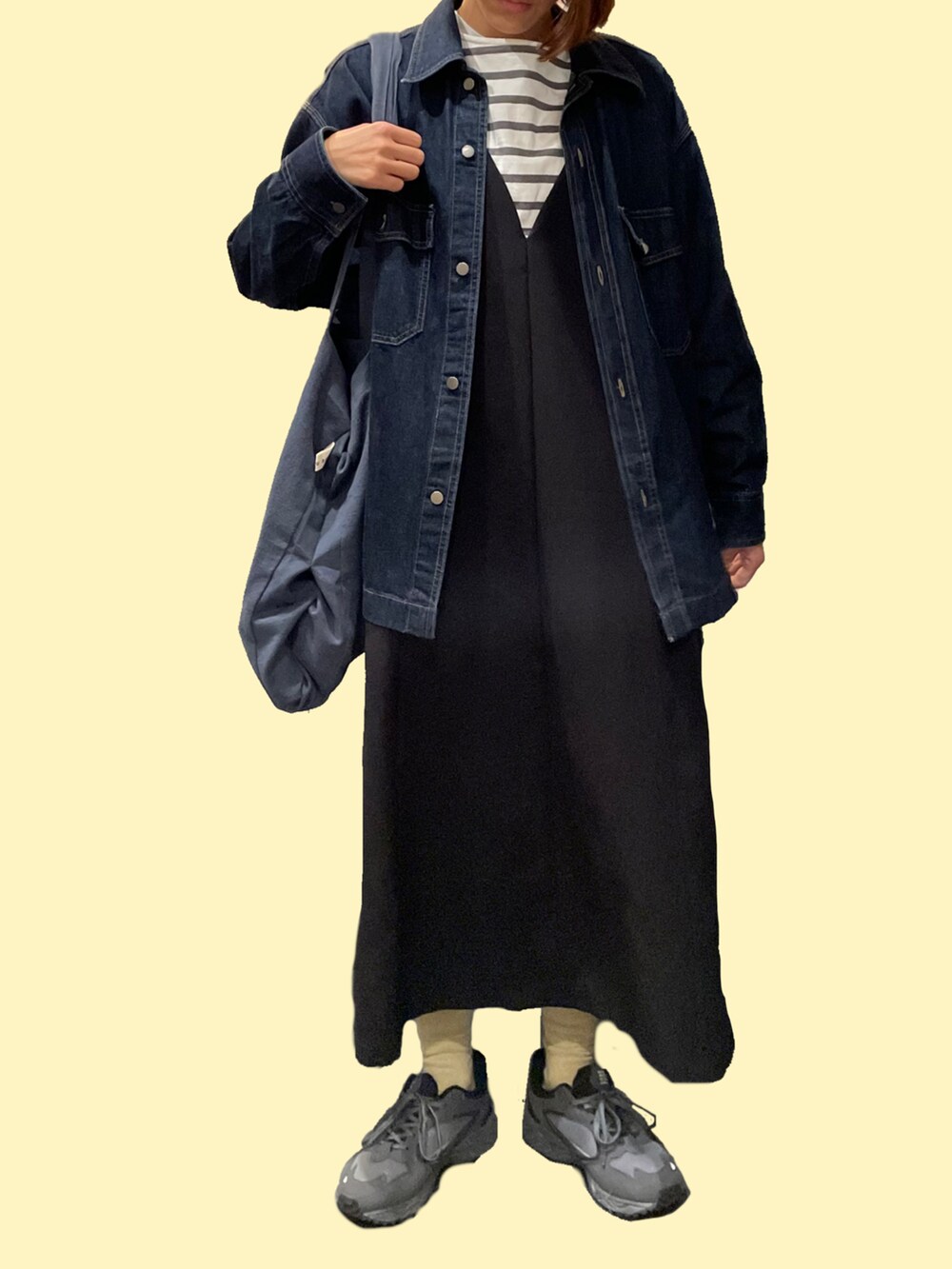 グレー系のトートバッグ、ブラック系のワンピース、グレー系のTシャツ/カットソーを着用したレディースの秋コーディネートの2枚目の写真