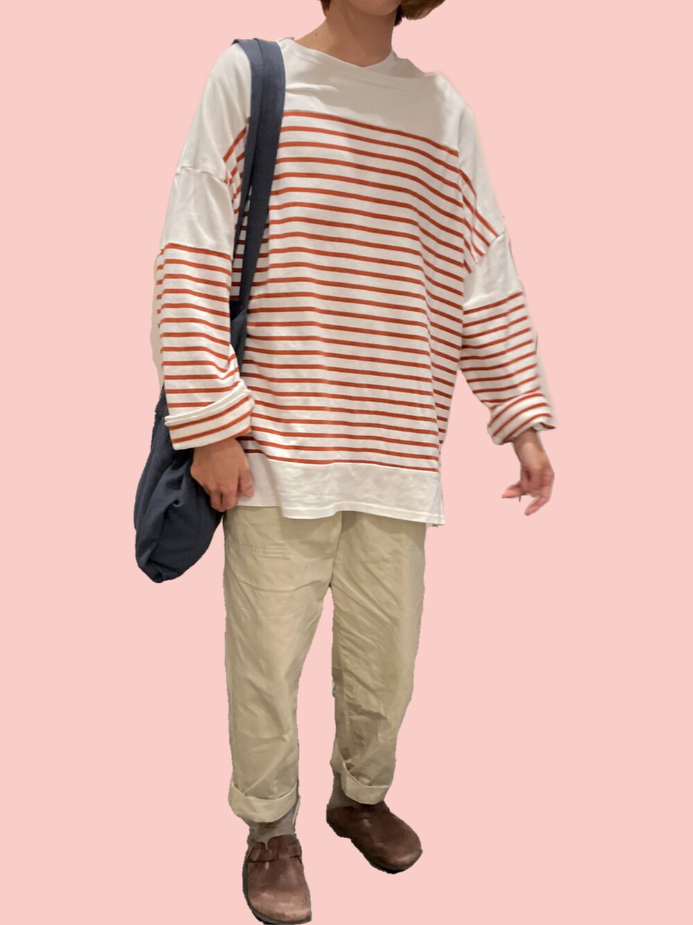 グレー系のトートバッグ、オレンジ系のTシャツ/カットソー、ブラウン系のサンダルを着用したレディースの秋コーディネートの2枚目の写真