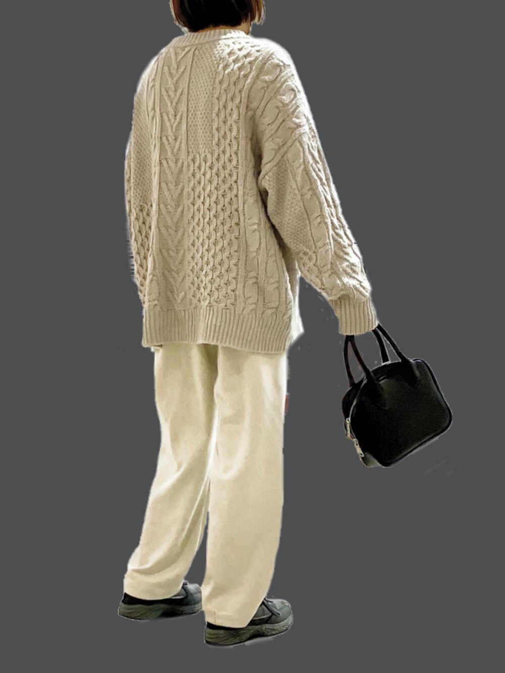 ベージュ系のパンツ、ベージュ系のニット/セーター、ブラック系のスニーカーを着用したレディースの冬コーディネートの2枚目の写真