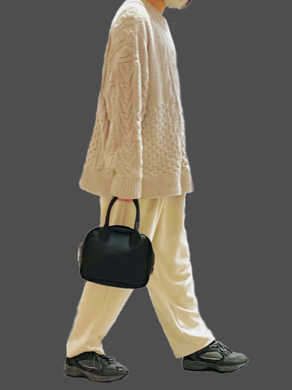 ベージュ系のパンツ、ベージュ系のニット/セーター、ブラック系のスニーカーを着用したレディースの冬コーディネートの3枚目の写真