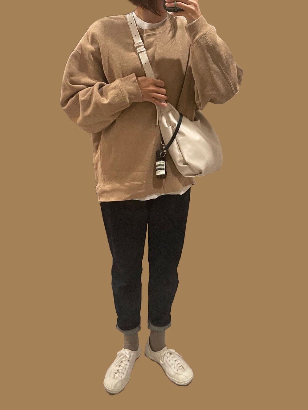 ブラウン系のその他アウター、ホワイト系のスニーカー、グレー系のスウェットを着用したレディースの冬コーディネートの2枚目の写真