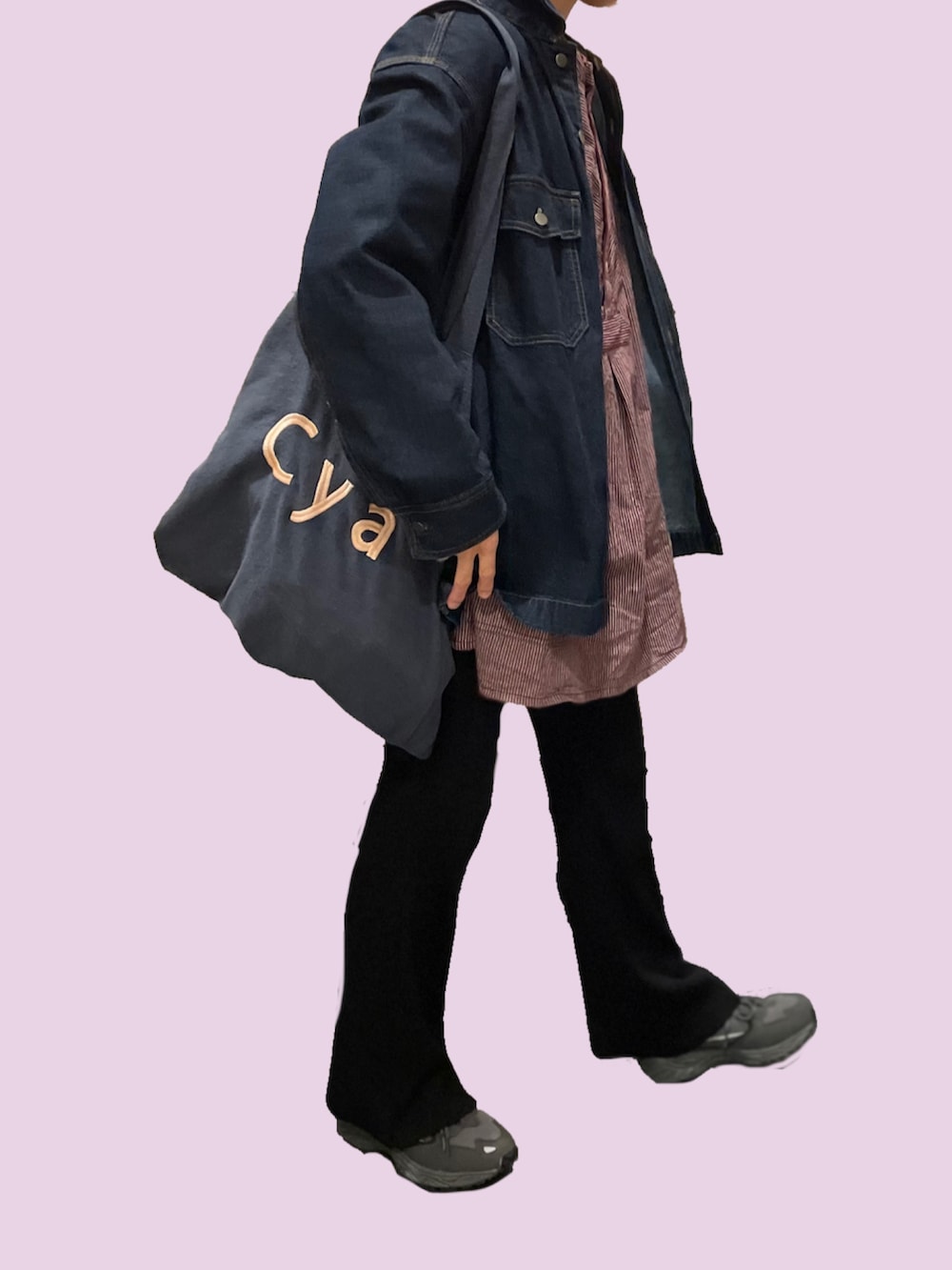 ブラウン系のシャツ/ブラウス、グレー系のトートバッグ、ブラック系のその他パンツを着用したレディースの秋コーディネートの3枚目の写真