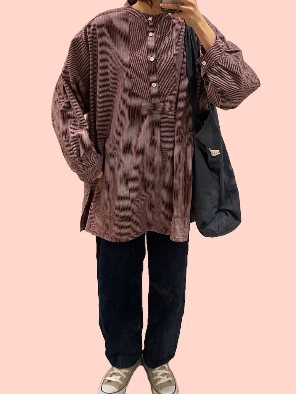 ベージュ系のブルゾン、ブラウン系のシャツ/ブラウス、グレー系のトートバッグを着用したレディースの冬コーディネートの2枚目の写真